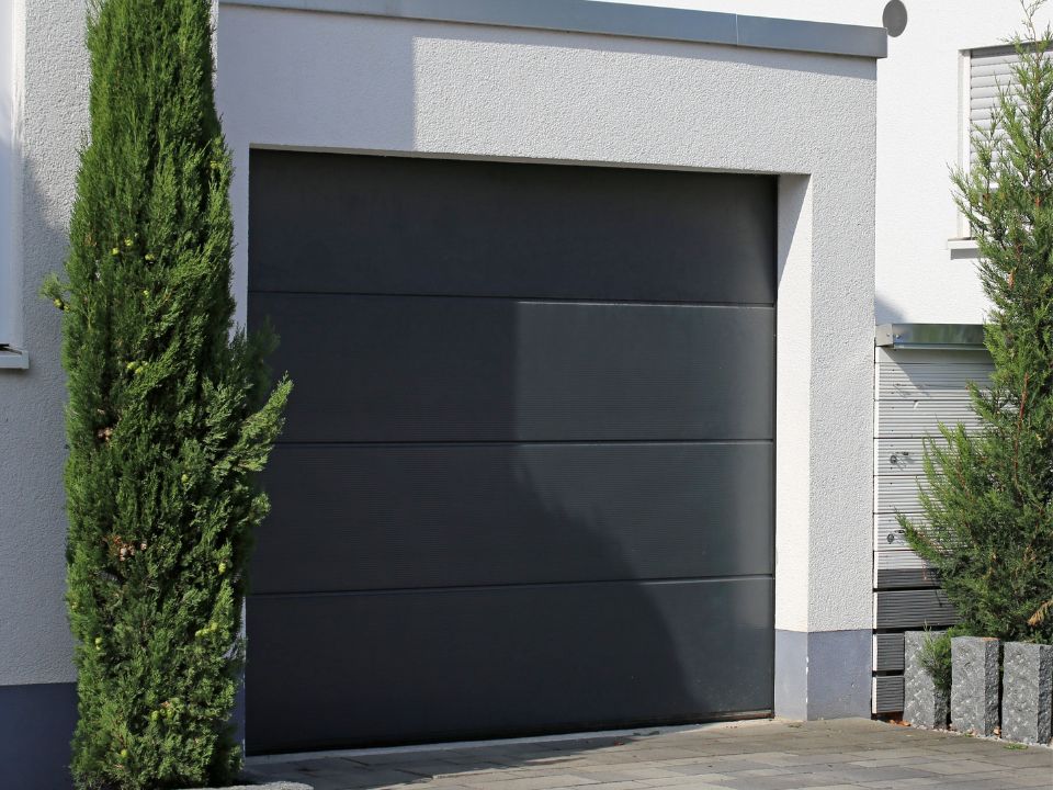 Pose de porte de garage en Charente Maritime : votre garage personnalisé