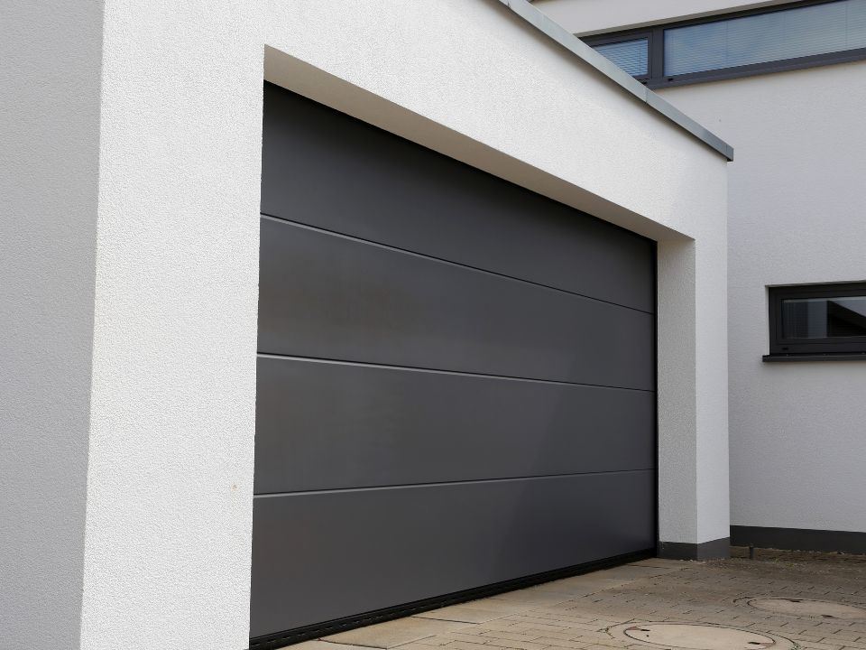 Porte de garage sectionnelle en Charente : une solution pratique et esthétique pour votre garage